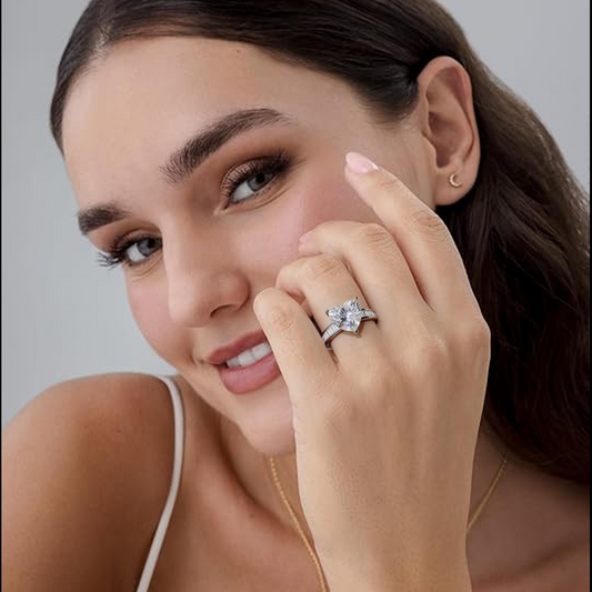 ANEL DE ZIRCÔNIA EM FORMATO CORAÇÃO 1-5 CT | ALIANÇA BRANCA MODERNA | PRESENTE ROMÂNTICO