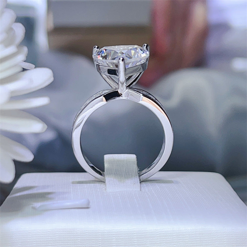 ANEL DE ZIRCÔNIA EM FORMATO CORAÇÃO 1-5 CT | ALIANÇA BRANCA MODERNA | PRESENTE ROMÂNTICO