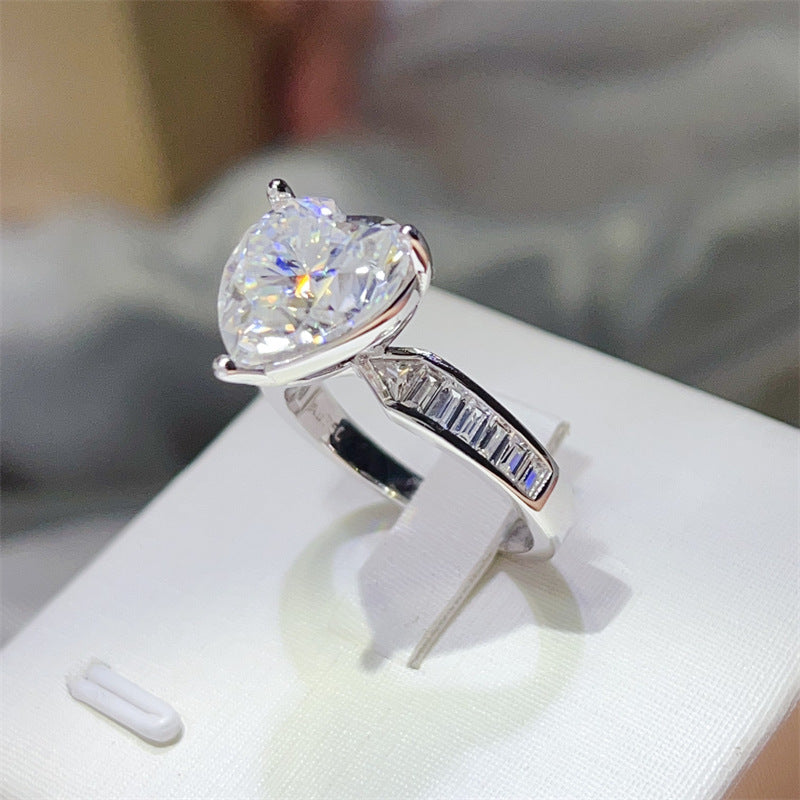 ANEL DE ZIRCÔNIA EM FORMATO CORAÇÃO 1-5 CT | ALIANÇA BRANCA MODERNA | PRESENTE ROMÂNTICO