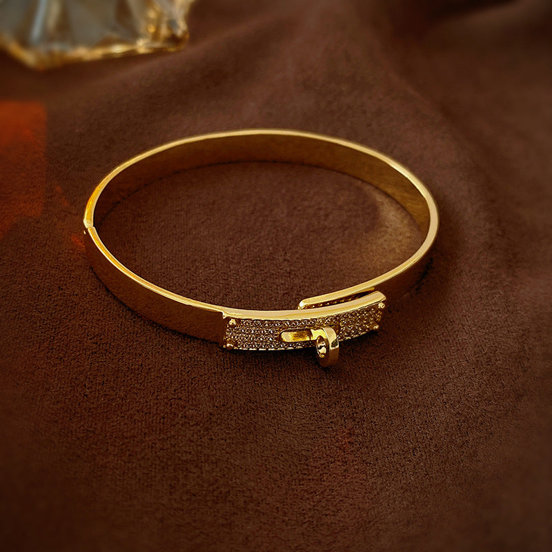 18K Gold-Plated Zircon Geometric Clasp Bracelet – Minimalist Luxury Cuff for Women, Elegant & Versatile