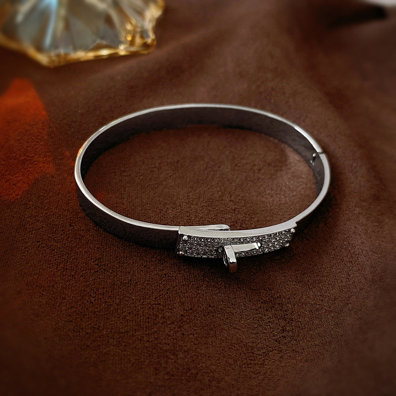 18K Gold-Plated Zircon Geometric Clasp Bracelet – Minimalist Luxury Cuff for Women, Elegant & Versatile